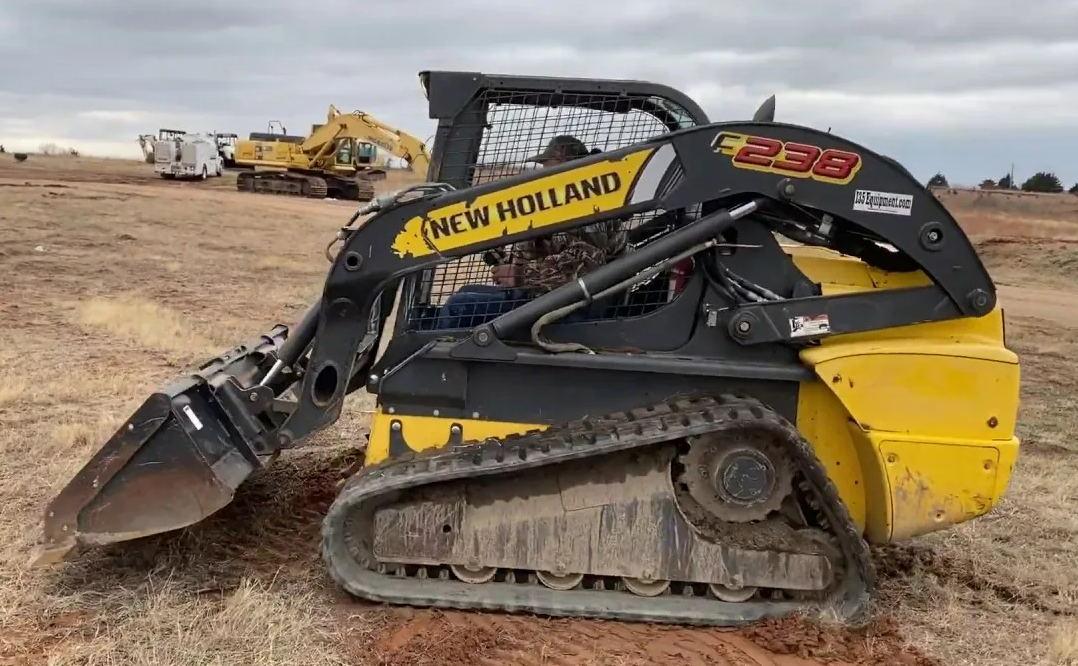 Компания New Holland пополнила ряды гусеничных погрузчиков моделью C234