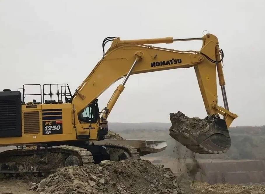 Komatsu: Японская Сила и Точность в Сердце Минска. Полное Руководство по Ремонту Экскаваторов Komatsu